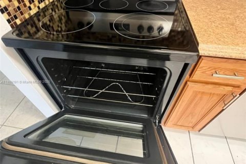 Condo in Lauderhill, Florida, 2 bedrooms  № 1750386 - photo 4