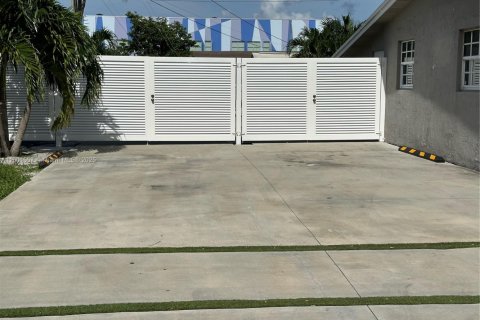 Купить виллу или дом в Майами, Флорида 3 спальни, 114.46м2, № 1966925 - фото 26