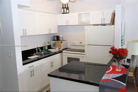 Condominio en alquiler en Hallandale Beach, Florida, 1 dormitorio, 58.06 m2 № 1974024 - foto 1