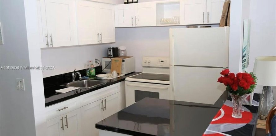 Condominio en Hallandale Beach, Florida, 1 dormitorio  № 1974024