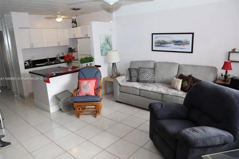 Condominio en alquiler en Hallandale Beach, Florida, 1 dormitorio, 58.06 m2 № 1974024 - foto 2