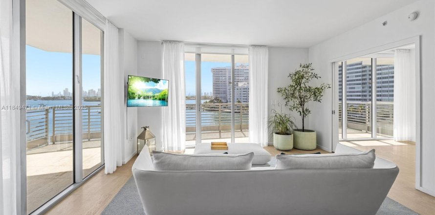 Кондоминиум с 3 спальнями в Майами-Бич, Флорида № 1981943