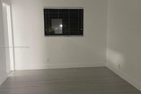 Снять в аренду таунхаус в Форт-Лодердейл, Флорида 2 спальни, 94.02м2, № 2017513 - фото 4