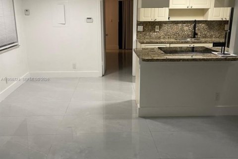 Снять в аренду таунхаус в Форт-Лодердейл, Флорида 2 спальни, 94.02м2, № 2017513 - фото 3