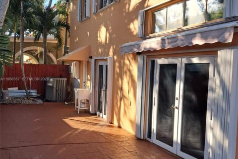 Casa en alquiler en Miami, Florida, 3 dormitorios, 145.86 m2 № 2010455 - foto 17