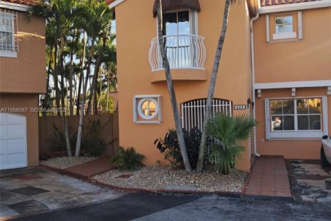 Casa en alquiler en Miami, Florida, 3 dormitorios, 145.86 m2 № 2010455 - foto 2