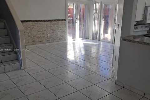 Casa en alquiler en Miami, Florida, 3 dormitorios, 145.86 m2 № 2010455 - foto 16