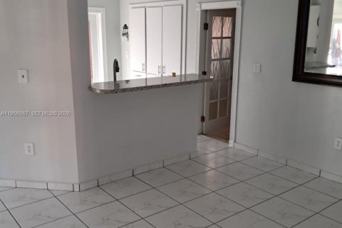 Casa en alquiler en Miami, Florida, 3 dormitorios, 145.86 m2 № 2010455 - foto 12