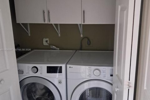 Casa en alquiler en Miami, Florida, 3 dormitorios, 145.86 m2 № 2010455 - foto 6