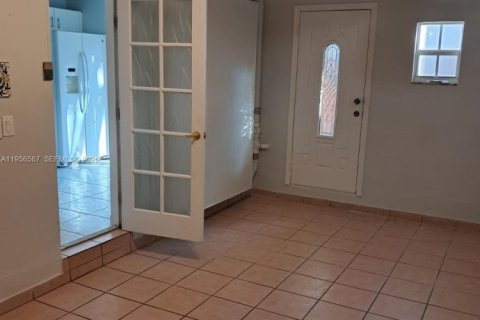 Casa en alquiler en Miami, Florida, 3 dormitorios, 145.86 m2 № 2010455 - foto 13