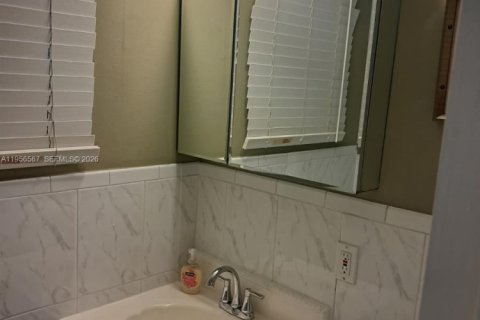 Casa en alquiler en Miami, Florida, 3 dormitorios, 145.86 m2 № 2010455 - foto 8