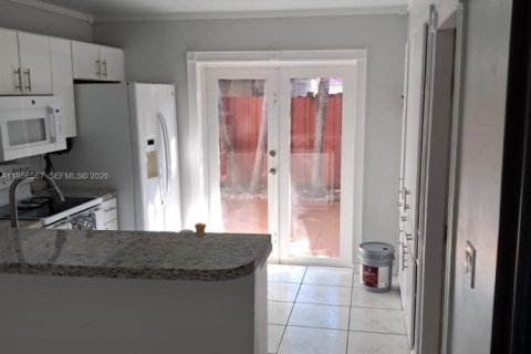 Casa en alquiler en Miami, Florida, 3 dormitorios, 145.86 m2 № 2010455 - foto 3