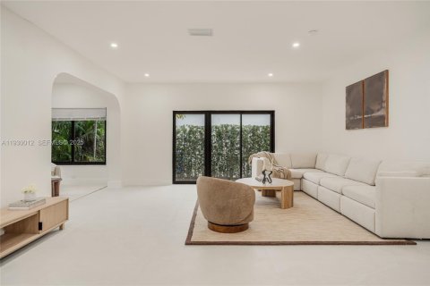 House in Miami, Florida 3 bedrooms, 265.42 sq.m. № 1989384 - photo 3