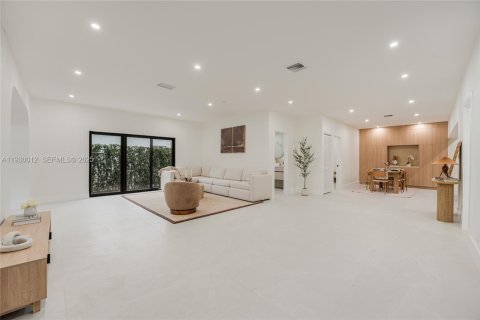 House in Miami, Florida 3 bedrooms, 265.42 sq.m. № 1989384 - photo 1