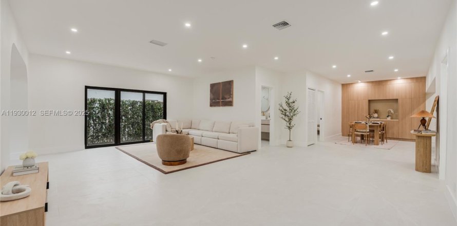 House in Miami, Florida 3 bedrooms, 265.42 sq.m. № 1989384