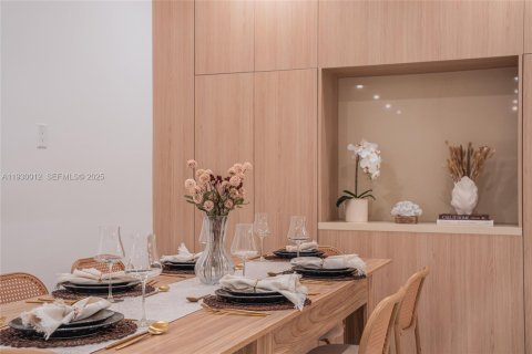 House in Miami, Florida 3 bedrooms, 265.42 sq.m. № 1989384 - photo 30