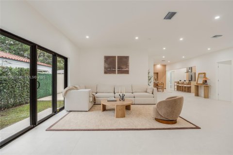 House in Miami, Florida 3 bedrooms, 265.42 sq.m. № 1989384 - photo 6