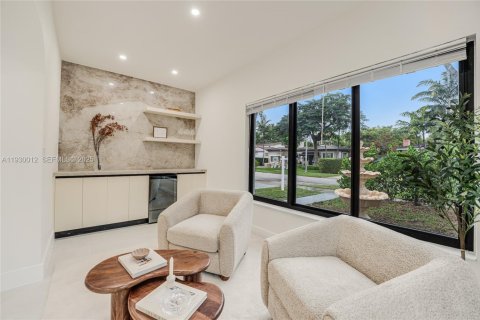 House in Miami, Florida 3 bedrooms, 265.42 sq.m. № 1989384 - photo 11