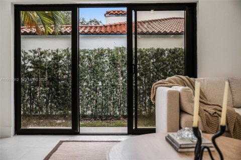 House in Miami, Florida 3 bedrooms, 265.42 sq.m. № 1989384 - photo 8