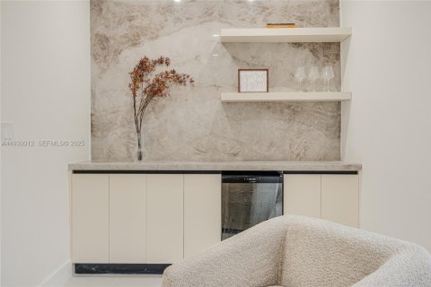 House in Miami, Florida 3 bedrooms, 265.42 sq.m. № 1989384 - photo 12