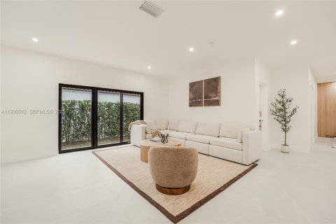 House in Miami, Florida 3 bedrooms, 265.42 sq.m. № 1989384 - photo 4