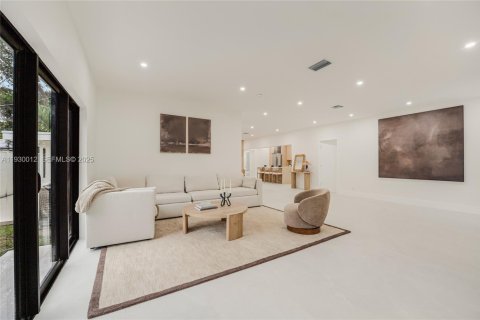House in Miami, Florida 3 bedrooms, 265.42 sq.m. № 1989384 - photo 7