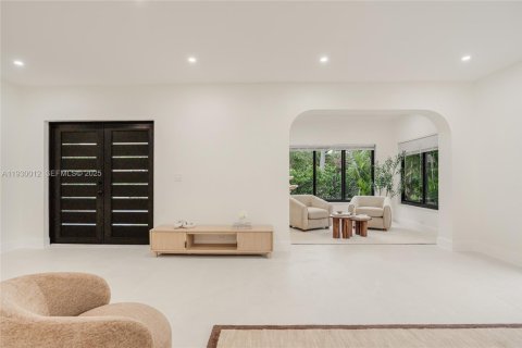 House in Miami, Florida 3 bedrooms, 265.42 sq.m. № 1989384 - photo 19