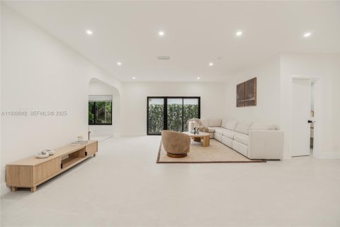 House in Miami, Florida 3 bedrooms, 265.42 sq.m. № 1989384 - photo 2