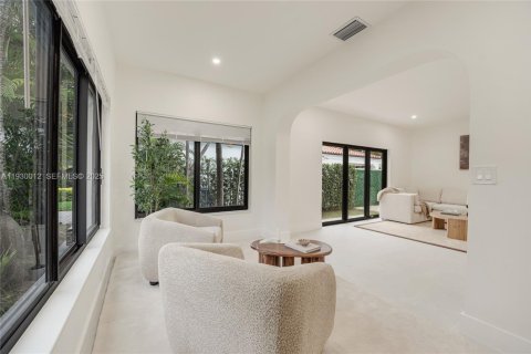 House in Miami, Florida 3 bedrooms, 265.42 sq.m. № 1989384 - photo 20