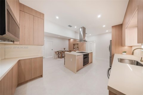 House in Miami, Florida 3 bedrooms, 265.42 sq.m. № 1989384 - photo 24