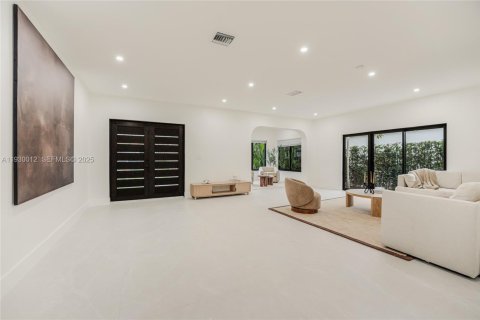 House in Miami, Florida 3 bedrooms, 265.42 sq.m. № 1989384 - photo 17