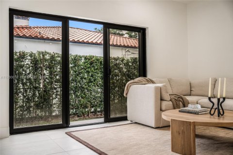 House in Miami, Florida 3 bedrooms, 265.42 sq.m. № 1989384 - photo 5