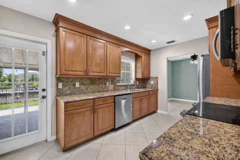 House in Port St. Lucie, Florida 4 bedrooms, 129.32 sq.m. № 2254408 - photo 5