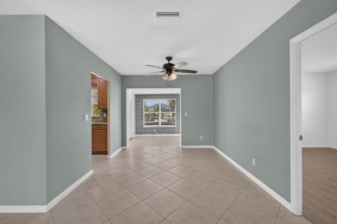 House in Port St. Lucie, Florida 4 bedrooms, 129.32 sq.m. № 2254408 - photo 11