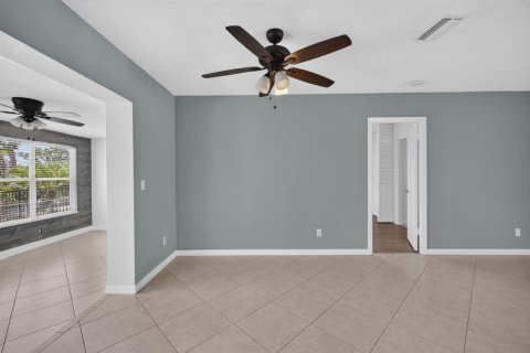 House in Port St. Lucie, Florida 4 bedrooms, 129.32 sq.m. № 2254408 - photo 12