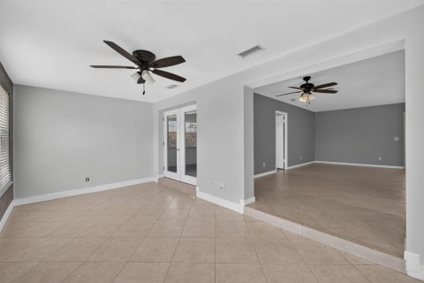 House in Port St. Lucie, Florida 4 bedrooms, 129.32 sq.m. № 2254408 - photo 13
