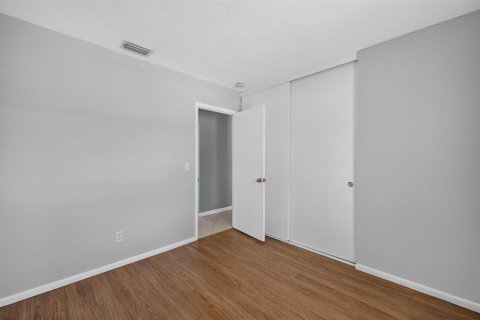 House in Port St. Lucie, Florida 4 bedrooms, 129.32 sq.m. № 2254408 - photo 20