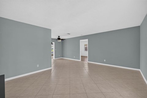 House in Port St. Lucie, Florida 4 bedrooms, 129.32 sq.m. № 2254408 - photo 10
