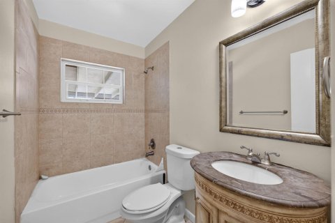 House in Port St. Lucie, Florida 4 bedrooms, 129.32 sq.m. № 2254408 - photo 29