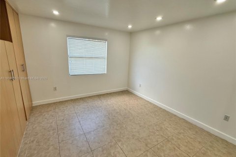 Villa ou maison à louer à Miami, Floride: 2 chambres, 91.79 m2 № 1973199 - photo 16