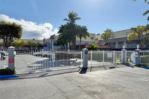 Villa ou maison à louer à Miami, Floride: 2 chambres, 91.79 m2 № 1973199 - photo 25