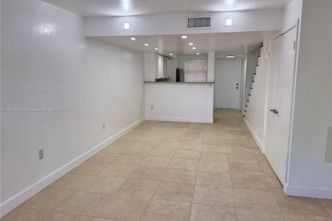 Villa ou maison à louer à Miami, Floride: 2 chambres, 91.79 m2 № 1973199 - photo 6