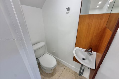 Villa ou maison à louer à Miami, Floride: 2 chambres, 91.79 m2 № 1973199 - photo 11