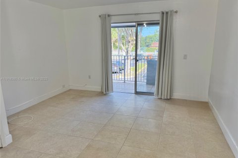 Villa ou maison à louer à Miami, Floride: 2 chambres, 91.79 m2 № 1973199 - photo 8