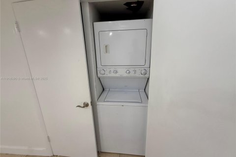 Villa ou maison à louer à Miami, Floride: 2 chambres, 91.79 m2 № 1973199 - photo 12