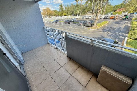 Villa ou maison à louer à Miami, Floride: 2 chambres, 91.79 m2 № 1973199 - photo 10