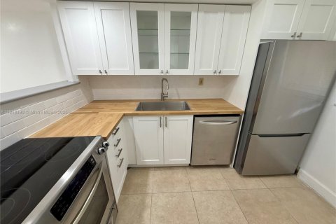 Villa ou maison à louer à Miami, Floride: 2 chambres, 91.79 m2 № 1973199 - photo 4