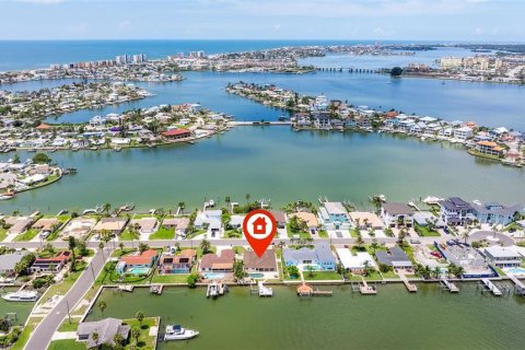 House in Madeira Beach, Florida 3 bedrooms, 209.31 sq.m. № 1888503 - photo 7