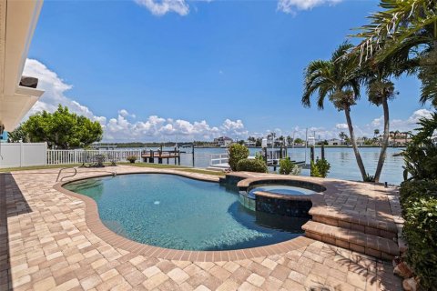 House in Madeira Beach, Florida 3 bedrooms, 209.31 sq.m. № 1888503 - photo 2