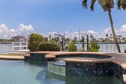 House in Madeira Beach, Florida 3 bedrooms, 209.31 sq.m. № 1888503 - photo 4